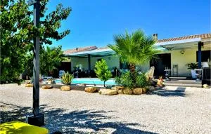 Beautiful Home In St Victor La Coste - 圣洛朗代阿尔布雷