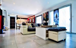 Maisons de vacances Beautiful Home In St Victor La Coste : photos des chambres
