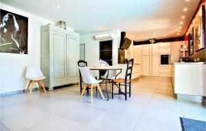 Maisons de vacances Beautiful Home In St Victor La Coste : photos des chambres