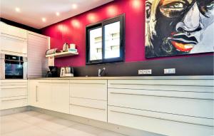 Maisons de vacances Beautiful Home In St Victor La Coste : photos des chambres