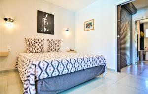 Maisons de vacances Beautiful Home In St Victor La Coste : photos des chambres