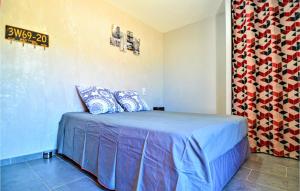 Maisons de vacances Beautiful Home In St Victor La Coste : photos des chambres