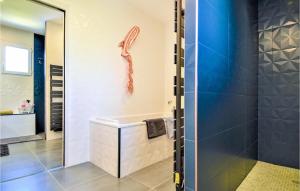 Maisons de vacances Beautiful Home In St Victor La Coste : photos des chambres