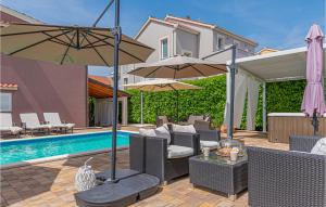 Lovely Home In Brodarica With Jacuzzi 