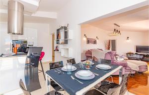 Lovely Home In Brodarica With Jacuzzi 