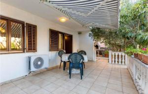 Cozy Apartment In Kornic With Wifi 