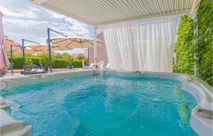 Lovely Home In Brodarica With Jacuzzi
