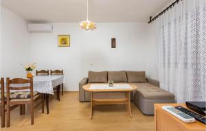 Gorgeous Apartment In Kornic With Wifi 