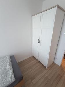 Nowoczesny i komfortowy apartament przy ulicy Kurpiowskiej blisko centrum miasta