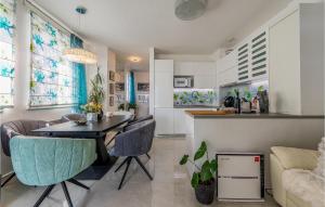 3 Bedroom Nice Apartment In Zadar 