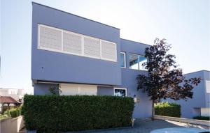 3 Bedroom Nice Apartment In Zadar