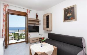 1 Bedroom Awesome Apartment In Okrug Gornji 