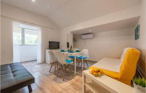 Cozy Apartment In Vir With Wifi