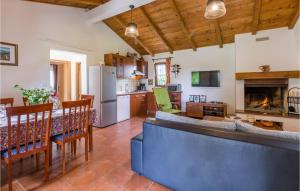 2 Bedroom Awesome Home In Loborika 