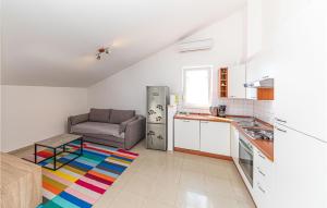 Cozy Apartment In Makarska With Wifi