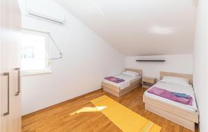 Cozy Apartment In Makarska With Wifi