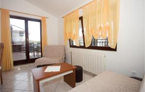 2 Bedroom Gorgeous Apartment In Podstrana 