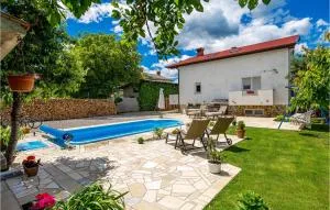 2 Bedroom Amazing Apartment In Drazice - Podhum