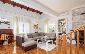 5 Bedroom Awesome Home In Bilice 