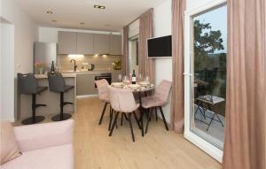 Gorgeous Home In Srinjine With Kitchen