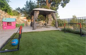 Gorgeous Home In Srinjine With Kitchen