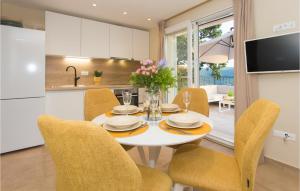 Gorgeous Home In Srinjine With Kitchen