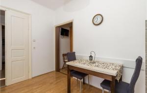 1 Bedroom Gorgeous Apartment In Omisalj