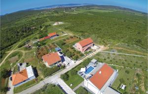 5 Bedroom Amazing Home In Debeljak