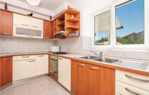 2 Bedroom Gorgeous Apartment In Barbat 