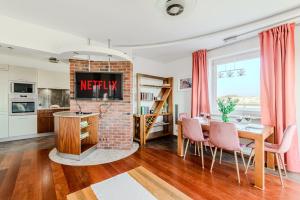Lumina I Spacious 2BR Apart with Balcony I Jaccuzi I Parking