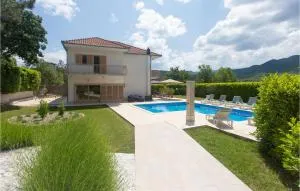 Five-Bedroom Holiday Home In Bisko - Ugljane