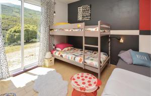 Maisons de vacances Awesome Home In St Nazaire De Ladarez : photos des chambres