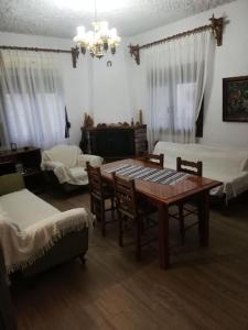 Παραδοσιακο σπιτι με εσωτερικο τζακι