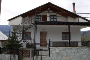 Παραδοσιακο σπιτι με εσωτερικο τζακι