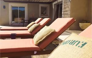 Maisons de vacances Awesome Home In St Nazaire De Ladarez : photos des chambres