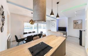 Cozy Home In Primorski Dolac With Wifi