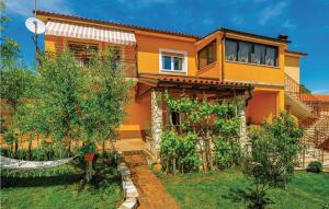 Stunning Home In Sumber With Kitchen 