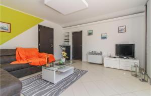 2 Bedroom Lovely Apartment In Gracisce
