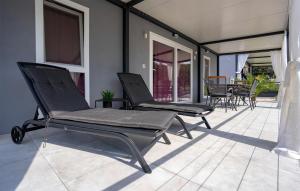 Amazing Home In Sveti Filip I Jakov 