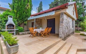 Three-Bedroom Holiday Home In Premantura