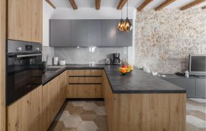 4 Bedroom Cozy Home In Dracevac 