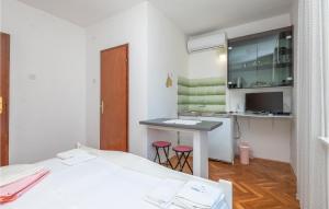 Apartment Ivanje Gomile Bb Ii