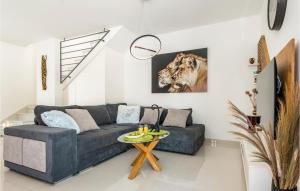 3 Bedroom Nice Home In Jadrija 