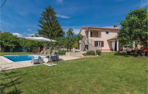 4 Bedroom Cozy Home In Cere 