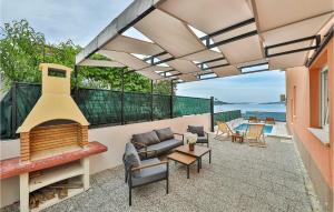 3 Bedroom Cozy Apartment In Marina