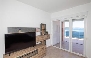 3 Bedroom Cozy Apartment In Marina