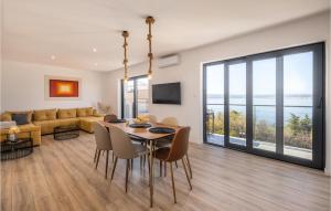 2 Bedroom Nice Apartment In Dramalj