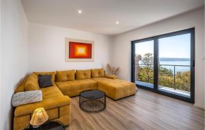 2 Bedroom Nice Apartment In Dramalj 