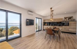 2 Bedroom Nice Apartment In Dramalj 