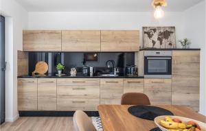 2 Bedroom Nice Apartment In Dramalj